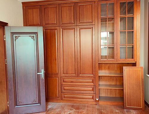 定襄中式家庭装修里定制的实木衣柜效果图